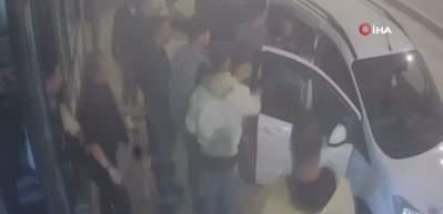 Kafedeki dehşet anları kamerada: Ayırmaya &ccedil;alıştığı kavgada can verdi