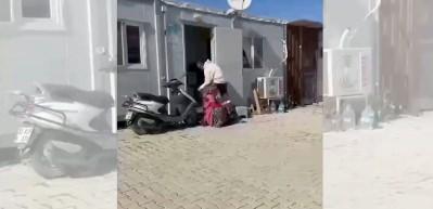 Şarkıcı &Ccedil;elik Ramazan ayında Hatay'a giderek depremzedelerin yardımına koştu