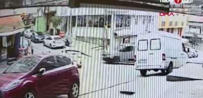 Trafikte &lsquo;yol verme&rsquo; tartışması: Hafif ticari ara&ccedil; otomobile &ccedil;arptı