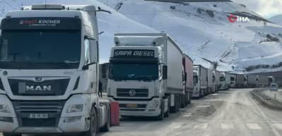 T&uuml;rkiye-İran sınır kapısında 2 kilometrelik kuyruk