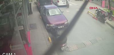 Yaya ge&ccedil;idindeki kadın, geri manevra yapan minib&uuml;s&uuml;n altında kaldı