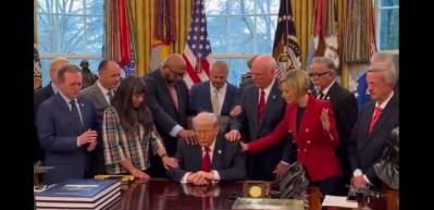 Trump i&ccedil;in Oval Ofis'te toplu dua edildi