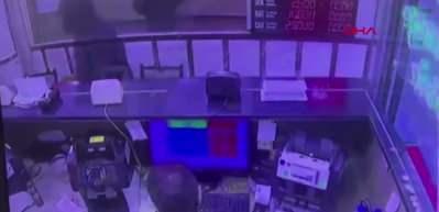 Maskeli saldırganın d&ouml;viz b&uuml;rosunda dehşet sa&ccedil;tı