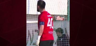 &Ccedil;ekya Ligi'nde ilgin&ccedil; anlar! Kaleci topa &ouml;yle bir vurdu ki top civardaki evin balkonuna girdi