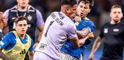 Brezilya derbisinde saha karıştı!  Futbolcular tekmeli yumruklu kavga etti