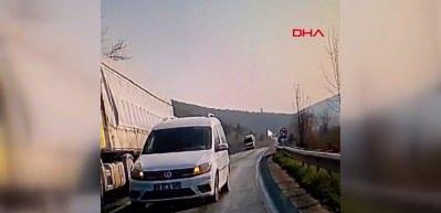 Bursa'da hatalı sollama yapan s&uuml;r&uuml;c&uuml; kazaya yol a&ccedil;ıyordu; o anlar kamerada