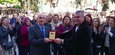 40 yıllık &ouml;ğretmene alkışlar i&ccedil;erisinde h&uuml;z&uuml;nl&uuml; veda