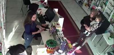 Fark &uuml;creti vermek istemeyen kadın eczaneye taşla saldırdı
