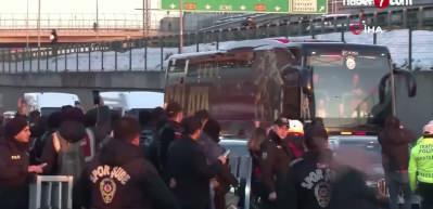 Galatasaray, S&uuml;per Lig'in 68 sezonluk puan cetvelinde Fenerbah&ccedil;e ile farkı kapatıyor