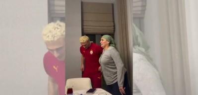 Galatasaray'ın yıldızı Barış Alper Yılmaz ve annesinden horon şov! Sosyal medyada viral oldu
