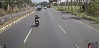 Guatemala'da feci kaza! Karşı şeride ge&ccedil;en tır ara&ccedil;ları bi&ccedil;ti, 3 &ouml;l&uuml;