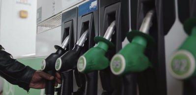 H&uuml;rm&uuml;z gerilimi petrol fiyatlarını u&ccedil;urdu, Trump&rsquo;ın a&ccedil;ıklaması piyasayı rahatlattı