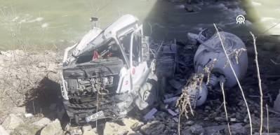 Kastamonu'da k&ouml;pr&uuml;den d&uuml;şen beton mikserinin s&uuml;r&uuml;c&uuml;s&uuml; ağır yaralandı