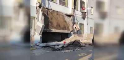 Pendik'te panik anlar: Okulun giriş sa&ccedil;ağı &ccedil;&ouml;kt&uuml;