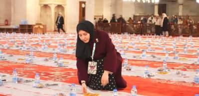 S&uuml;leymaniye&rsquo;de 3 bin &ccedil;ocuk aynı sofrada iftar a&ccedil;tı