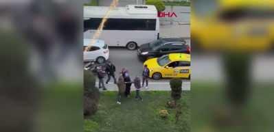 Sultangazi'de trafikte s&uuml;r&uuml;c&uuml;ler birbirlerine kemer ve yumrukla saldırdı