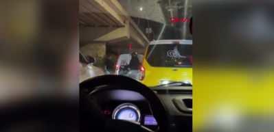 Taksisine &ccedil;arpıldığı iddiasıyla sopayla aracından inen s&uuml;r&uuml;c&uuml; tutuklandı!