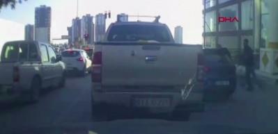 Trafikte tartıştıkları s&uuml;r&uuml;c&uuml;ye sandalyeyle saldırdılar