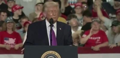 Trump&rsquo;ın Kentucky&rsquo;de d&uuml;zenlediği mitingde fenalaşan seyirciye T&uuml;rk Doktor Mehmet &Ouml;z m&uuml;dahale etti