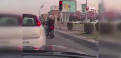 Diyarbakır&rsquo;da ilgin&ccedil; g&ouml;r&uuml;nt&uuml;: D&uuml;şen plakasını kaskına bantlayıp trafikte ilerledi