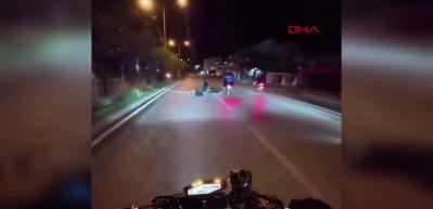 Antalya'da s&uuml;r&uuml;c&uuml;lerinin tek teker &uuml;zerinde kullandığı 2 motosiklet kaza yaptı: 2 yaralı