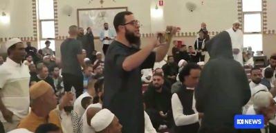 İsrail destek&ccedil;isine camide şok! Cemaat ayağa kalktı: Seni burada istemiyoruz!