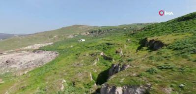 İzmir'de &ccedil;&ouml;p tesisinin neden olduğu heyelan mahalleyi yutuyor!