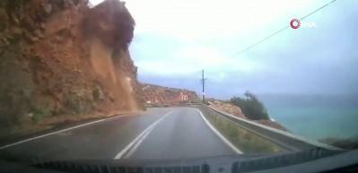 Mersin-Antalya yolundaki heyelan anı ara&ccedil; kamerasına yansıdı