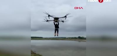 Samsun'da bir &ccedil;ift&ccedil;i, drona tutunarak tarlanın diğer tarafına ge&ccedil;ti