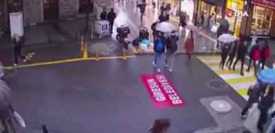  Kendini birdenbire aracın &ouml;n&uuml;ne atan adam evinde feci şekilde can verdi!