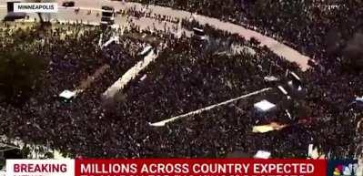 ABD halkı sokaklara d&ouml;k&uuml;ld&uuml;! "Krallara hayır" isyanı: Trump'a karşı tarihi protesto