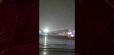 ABD&rsquo;de bir yolcu u&ccedil;ağı iniş sırasında pistte bulunan itfaiye aracıyla &ccedil;arpıştı