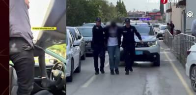 Adana'da otomobili ayağıyla kullanan s&uuml;r&uuml;c&uuml; yakalandı