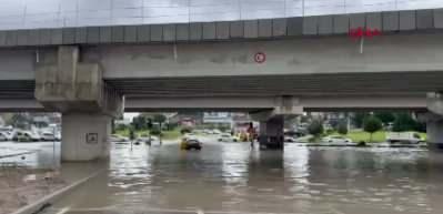 Adana'yı sağanak vurdu! Yollar g&ouml;le d&ouml;nd&uuml;