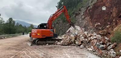 Antalya'da heyelan sonucu kapanan kara yolu &ccedil;alışmaların ardından ulaşıma a&ccedil;ıldı