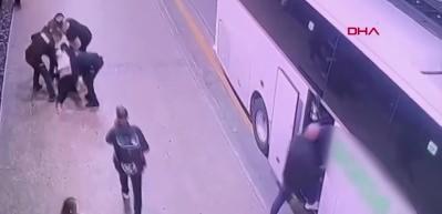 Babasını &ouml;ld&uuml;ren ş&uuml;pheli Bursa'da otogarda yakalandı; o anlar kamerada