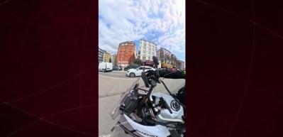 Bah&ccedil;elievler'de motosikletli zabıta memuru yaralı bebeği hastaneye yetiştirdi