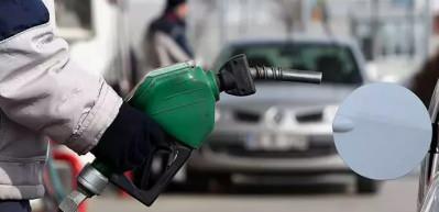 Benzin ve motorinde savaş tarifesi: D&uuml;nk&uuml; zamdan sonra bug&uuml;n indirim yapıldı