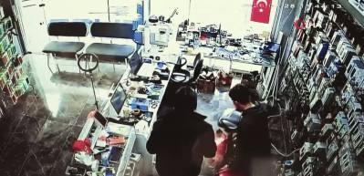 Bir anda alev aldı: Cep telefonu patlama anı kamerada