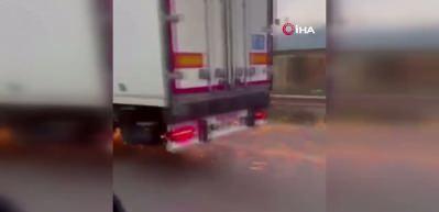 Bursa'da korku dolu anlar, direği deviren TIR olay yerinden ka&ccedil;tı