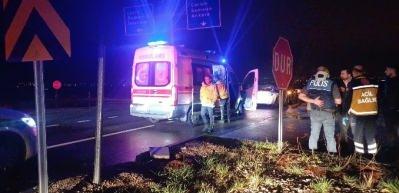 &Ccedil;orum'da feci kaza: Otomobille polis aracı &ccedil;arpıştı, 1'i polis, 3 yaralı