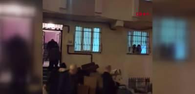 Esenyurt'ta evden &ccedil;ıkarmak istediği kiracısının eşyalarını sokağa attı