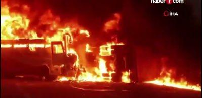 Hindistan'da feci kaza: Otob&uuml;s ile kamyon &ccedil;arpıştı, 13 &ouml;l&uuml;