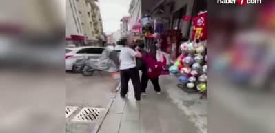 Isparta'da akran zorbalığı kamerada: Yere yatırdığı arkadaşının y&uuml;z&uuml;ne bastı  