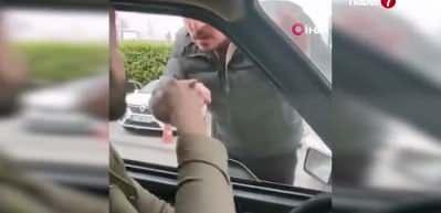 İzmir'de trafik ter&ouml;r&uuml;: Ailesinin yanında saldırıya uğradı