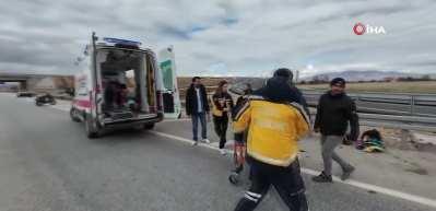 Karaman'da otomobil demir bariyere ok gibi saplandı: Karı koca &ouml;l&uuml;mden d&ouml;nd&uuml;