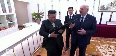 Lukaşenko'dan, Kim Jong-un'a t&uuml;fek hediyesi: "D&uuml;şmanlar ortaya &ccedil;ıkarsa diye"