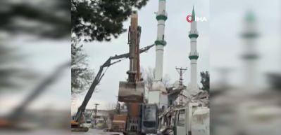 Malatya'da hasarlı cami kontroll&uuml; şekilde yıkıldı 