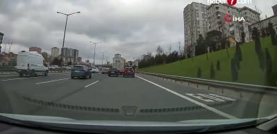 &Ouml;nce makas attı, sonra ara&ccedil;tan inip tartıştığı s&uuml;r&uuml;c&uuml;ye tokat attı