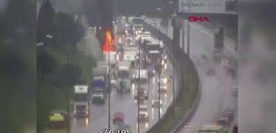 TEM Otoyolu&rsquo;nda korkutan yangın: TIR alevlere teslim oldu